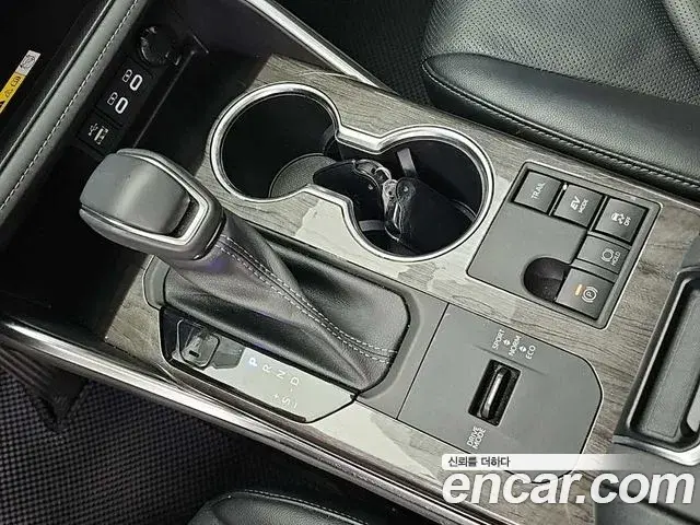 Toyota Highlander 2023 — Photo 9/19
