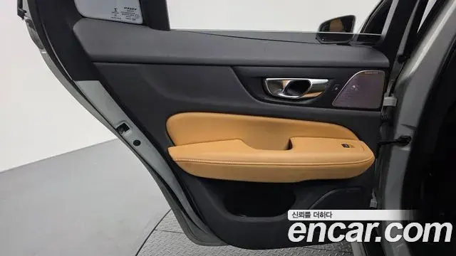 Volvo V60 Cross Country 2021 — ფოტო 40/42