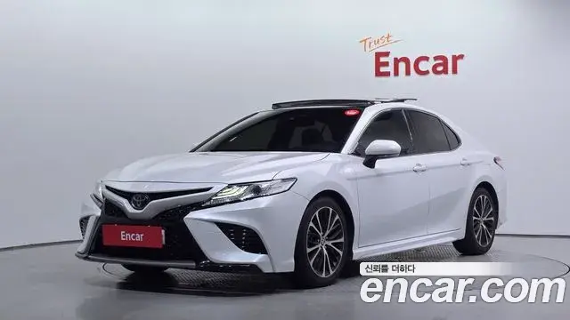 Toyota Camry 2020 — Фото 1/20