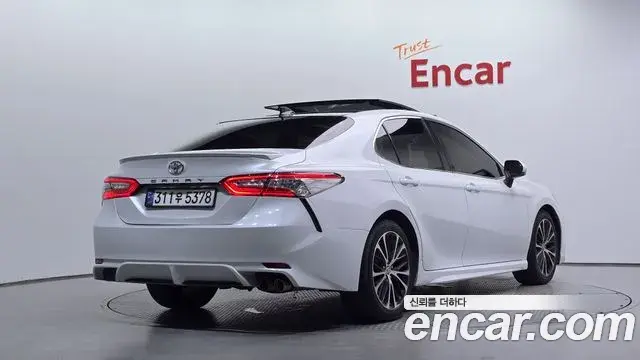 Toyota Camry 2020 — Фото 2/20