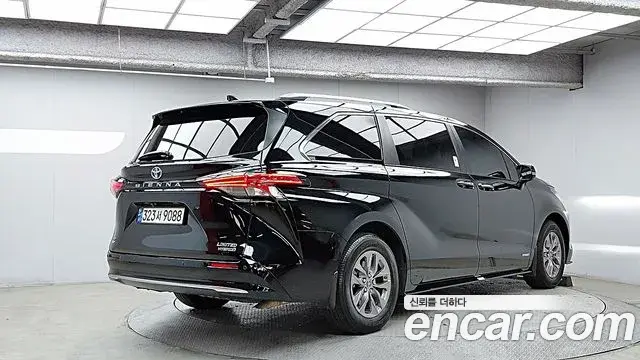 Toyota Sienna 2021 — Photo 1/20