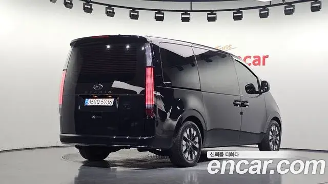 Hyundai Staria 2023 — Photo 2/20