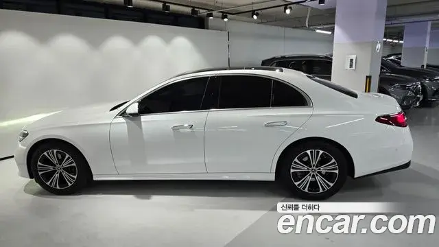 Mercedes-Benz E-Class 2025 — Photo 6/20