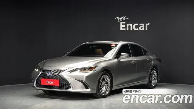Lexus ES300h 2019 — Фото 1/20