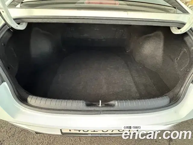 Hyundai The New Avante Hybrid 2021 — Photo 18/20
