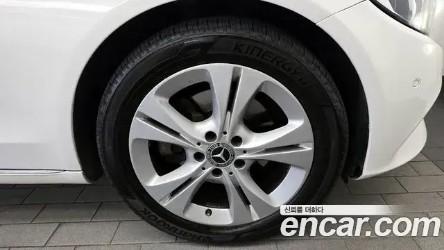 Mercedes-Benz C-Class 2018 — ფოტო 15/20