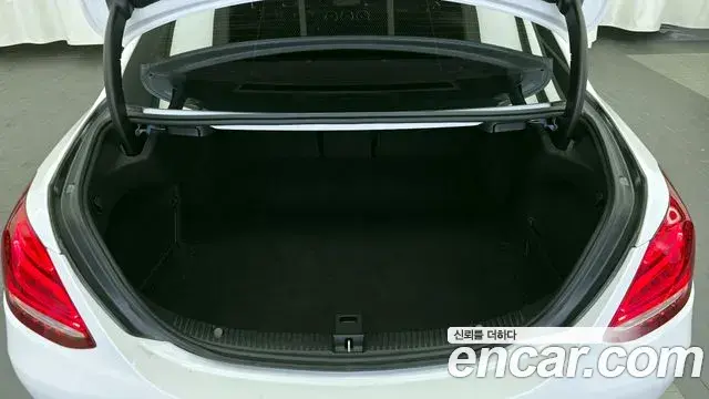 Mercedes-Benz C-Class 2018 — ფოტო 17/20