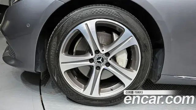 Mercedes-Benz E-Class 2018 — ფოტო 13/20