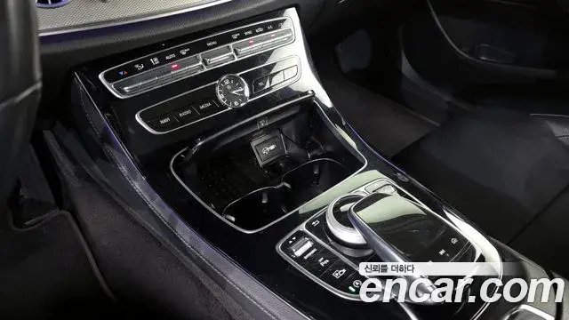 Mercedes-Benz E-Class 2018 — ფოტო 16/20
