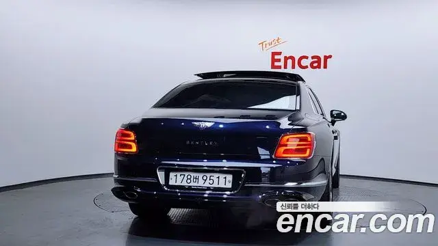 Bentley Flying Spur 2022 — ფოტო 14/20
