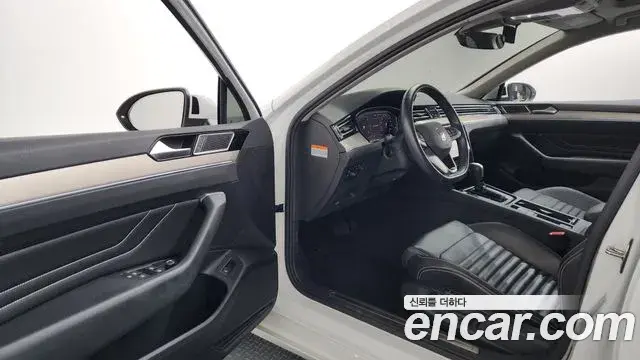 Volkswagen Passat GT 2021 — ფოტო 8/20