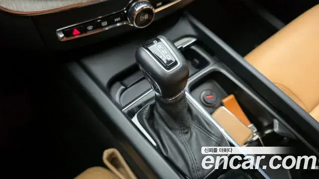 Volvo XC60 2020 — ფოტო 13/20