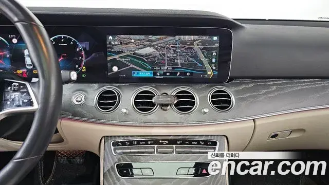 Mercedes-Benz E-Class 2021 — ფოტო 18/20