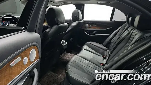 Mercedes-Benz E-Class 2019 — Фото 12/20