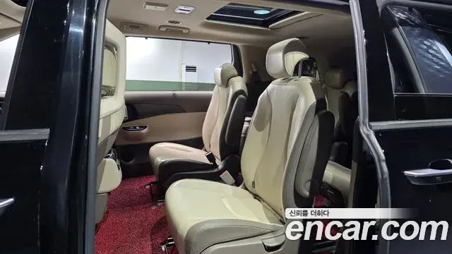 Kia Carnival 2020 — Фото 12/20