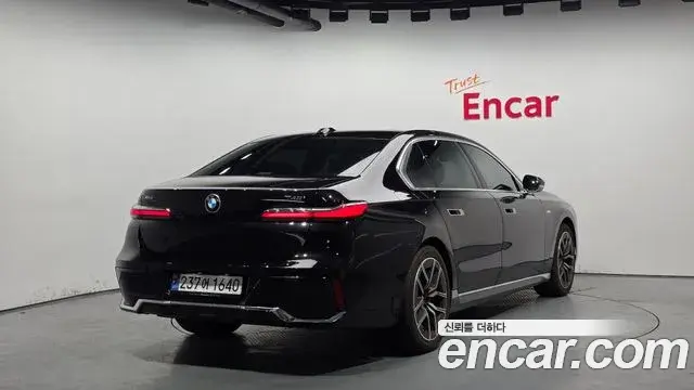 BMW 7 Series 2024 — ფოტო 10/20