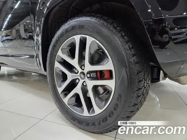 Land Rover Defender 2025 — Photo 8/20