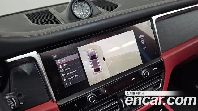 Porsche Macan 2022 — ფოტო 17/20