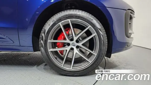 Porsche Macan 2022 — ფოტო 17/20