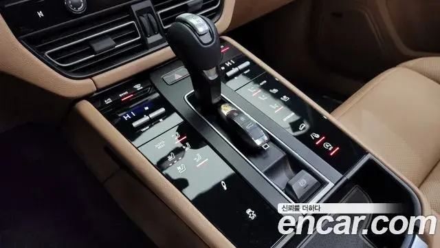 Porsche Macan 2022 — ფოტო 13/20