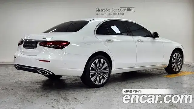 Mercedes-Benz E-Class 2023 — Photo 18/20