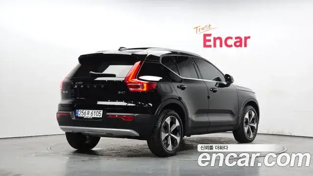 Volvo XC40 2023 — Photo 2/20