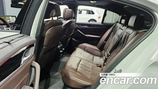 BMW 5 Series 2022 — ფოტო 19/20