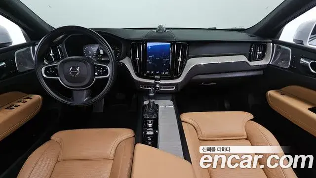Volvo XC60 2018 — ფოტო 17/20
