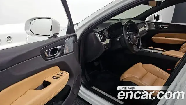 Volvo XC60 2018 — ფოტო 15/20