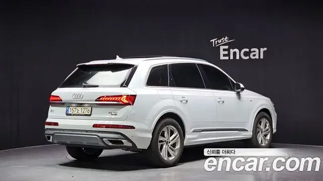 Audi Q7 2021 — Фото 2/20