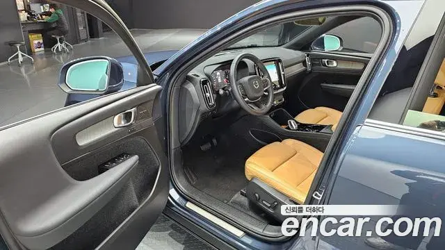 Volvo XC40 2021 — ფოტო 8/20