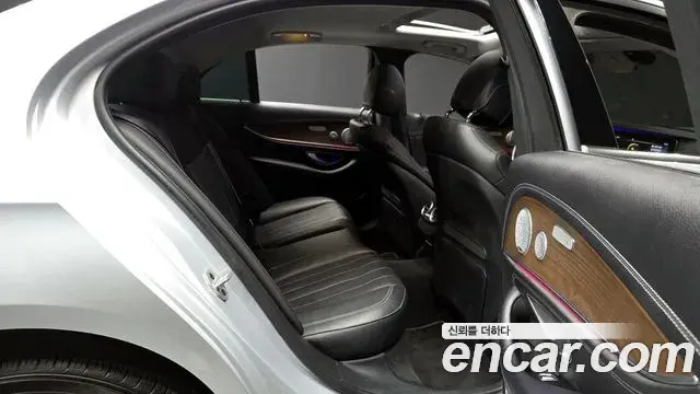 Mercedes-Benz E-Class 2020 — ფოტო 11/20