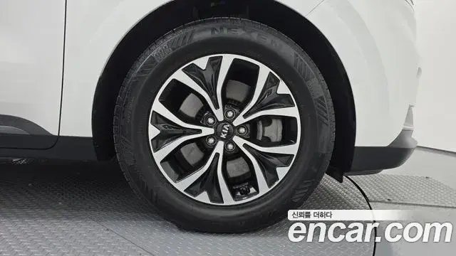 Kia Carnival 2021 — Фото 5/20