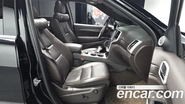 Jeep Grand Cherokee 2018 — ფოტო 14/20