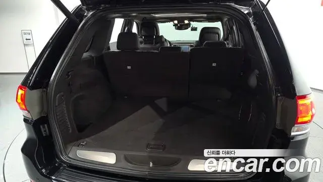 Jeep Grand Cherokee 2018 — ფოტო 17/20