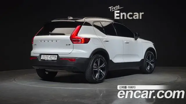 Volvo XC40 2021 — Photo 2/20