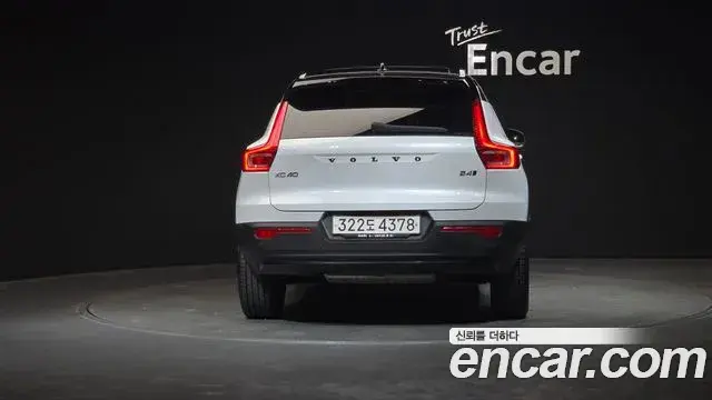 Volvo XC40 2021 — Photo 19/20