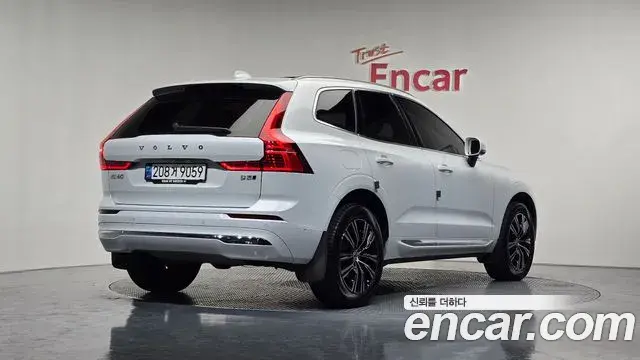 Volvo XC60 2022 — ფოტო 24/36