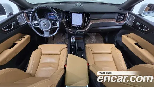 Volvo XC60 2022 — ფოტო 17/36