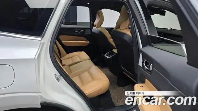 Volvo XC60 2022 — ფოტო 12/36