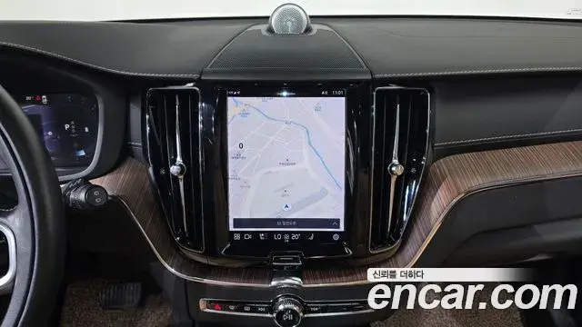 Volvo XC60 2022 — ფოტო 36/36