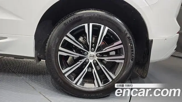 Volvo XC60 2022 — ფოტო 28/36