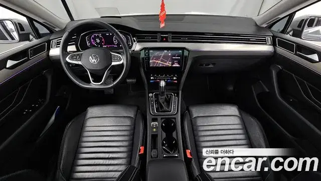 Volkswagen Passat GT 2022 — Photo 9/34