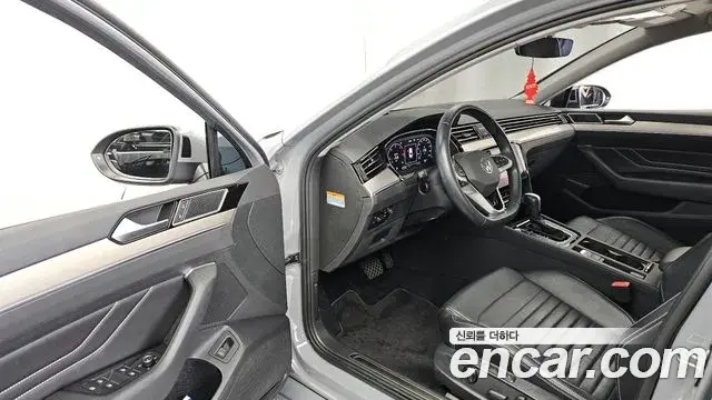 Volkswagen Passat GT 2022 — Photo 19/34