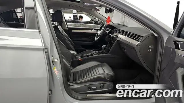 Volkswagen Passat GT 2022 — Photo 18/34