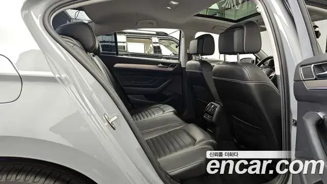 Volkswagen Passat GT 2022 — Photo 27/34
