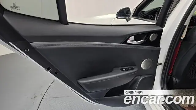 Kia Stinger 2018 — Şəkil 16/36