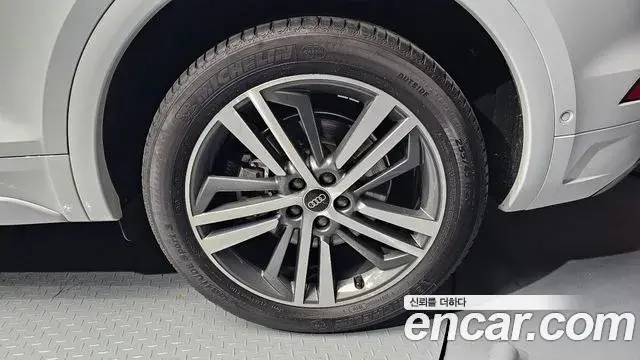 Audi Q5 2022 — Şəkil 15/33