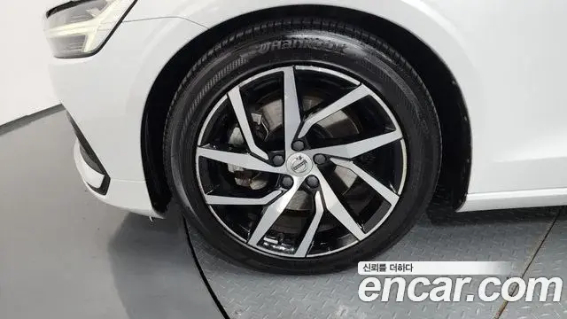 Volvo S60 2020 — Photo 21/36