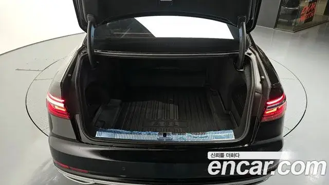 Audi A8 2021 — ფოტო 34/36